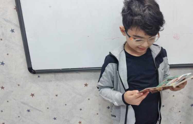 خواندن کتاب داستان توسط گل پسرهای عزیزم