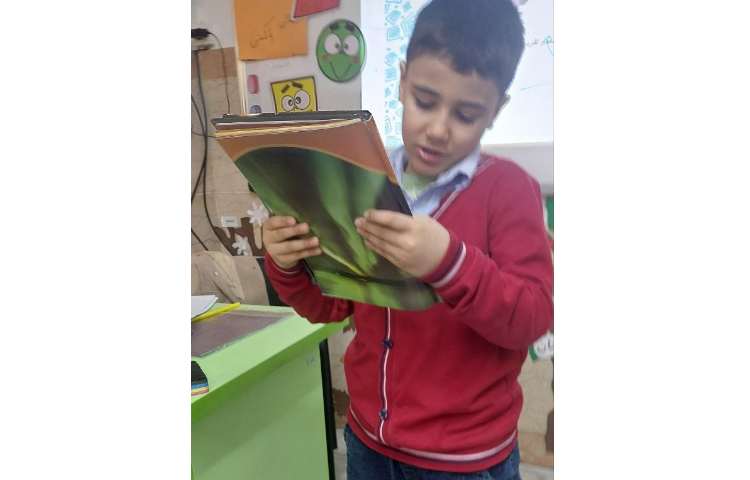خواندن کتاب در کلاس توسط دانش آموزان