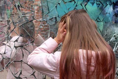 خودزشت انگاری چیست و چگونه در نوجوانان به وجود می‌آید؟