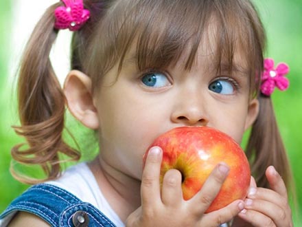 روزی یک سیب بخوریم