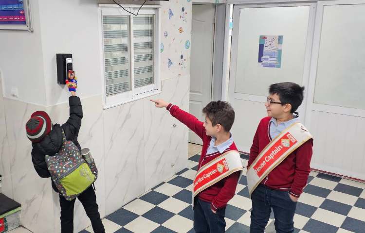 خوشامدگویی انگلیسی گروه قرمز طرح چهارخانه 1