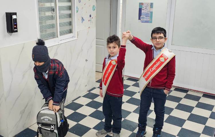 خوشامدگویی انگلیسی گروه قرمز طرح چهارخانه 3