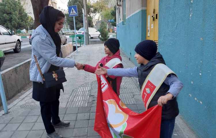 خوشامدگویی به دانش آموزان و همکاران توسط کاپیتان و نایب کاپیتان گروه قرمز 1