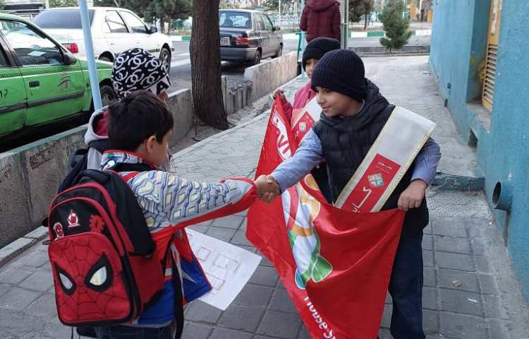 خوشامدگویی به دانش آموزان و همکاران توسط کاپیتان و نایب کاپیتان گروه قرمز 2