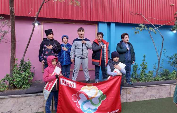 خوشامدگویی به دانش آموزان و همکاران توسط کاپیتان و نایب کاپیتان گروه قرمز 3