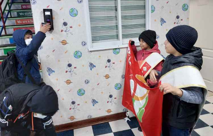 خوشامدگویی به دانش آموزان و همکاران توسط کاپیتان و نایب کاپیتان گروه قرمز 4