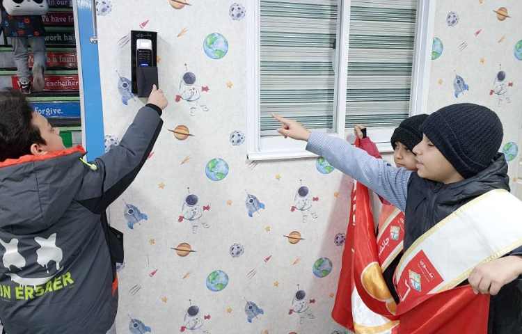 خوشامدگویی به دانش آموزان و همکاران توسط کاپیتان و نایب کاپیتان گروه قرمز 5