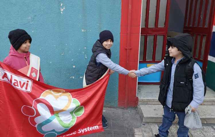 خوشامدگویی به دانش آموزان و همکاران توسط کاپیتان و نایب کاپیتان گروه قرمز 6