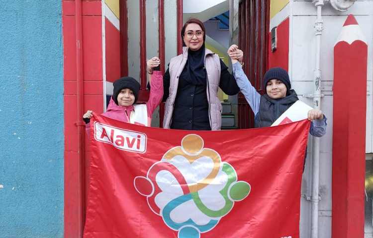 خوشامدگویی به دانش آموزان و همکاران توسط کاپیتان و نایب کاپیتان گروه قرمز