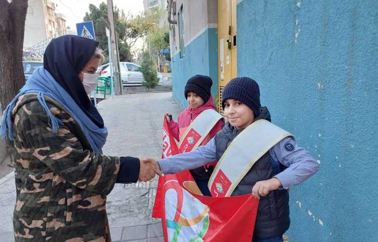 خوشامدگویی به دانش آموزان و همکاران توسط کاپیتان و نایب کاپیتان گروه قرمز 8