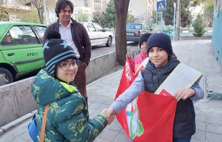 خوشامدگویی به دانش آموزان و همکاران توسط کاپیتان و نایب کاپیتان گروه قرمز 9