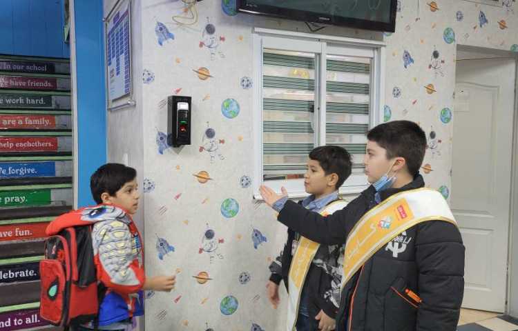 خوشامدگویی به دانش آموزان و همکاران توسط کاپیتان و نایب کاپیتان گروه زرد 1