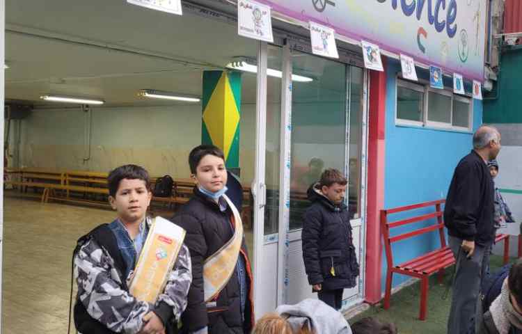 خوشامدگویی به دانش آموزان و همکاران توسط کاپیتان و نایب کاپیتان گروه زرد