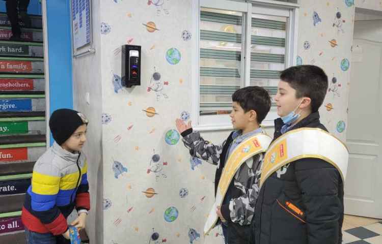 خوشامدگویی به دانش آموزان و همکاران توسط کاپیتان و نایب کاپیتان گروه زرد 3