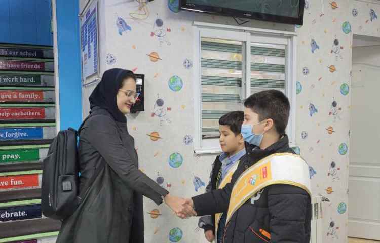 خوشامدگویی به دانش آموزان و همکاران توسط کاپیتان و نایب کاپیتان گروه زرد 4
