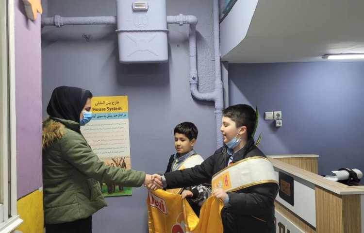 خوشامدگویی به دانش آموزان و همکاران توسط کاپیتان و نایب کاپیتان گروه زرد 5