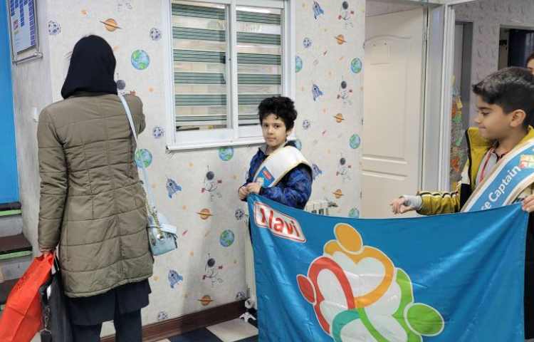 خوشامدگویی به دانش آموزان و همکاران توسط کاپیتان و نایب کاپیتان گروه آبی 1