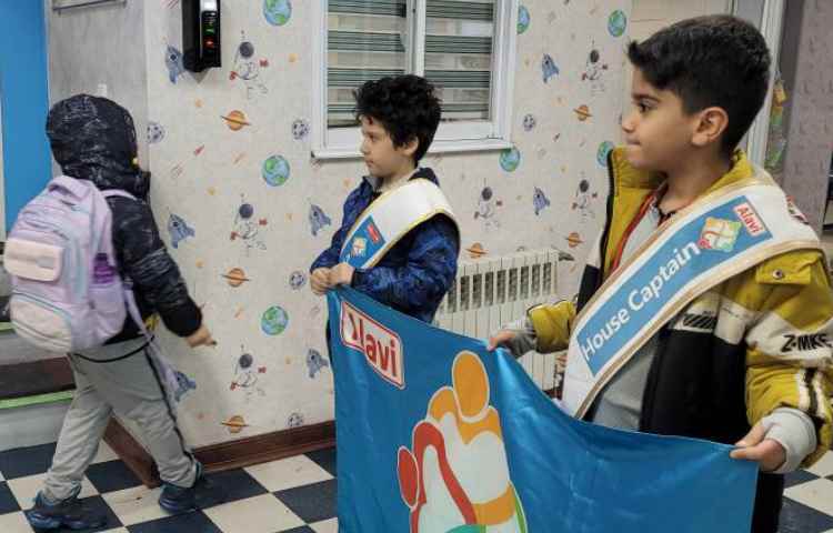 خوشامدگویی به دانش آموزان و همکاران توسط کاپیتان و نایب کاپیتان گروه آبی 2