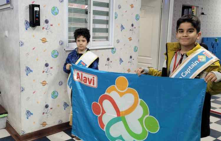 خوشامدگویی به دانش آموزان و همکاران توسط کاپیتان و نایب کاپیتان گروه آبی