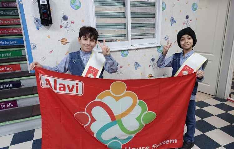 خوشامدگویی به دانش آموزان و همکاران توسط کاپیتان و نایب کاپیتان گروه قرمز به زبان انگلیسی