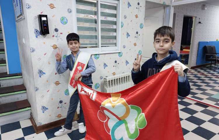 خوشامدگویی به دانش آموزان و همکاران توسط کاپیتان و نایب کاپیتان گروه قرمز به زبان انگلیسی 2