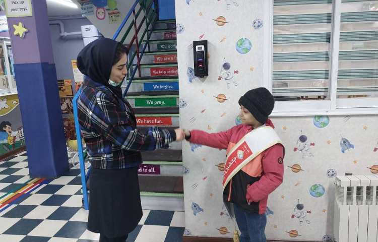 خوشامدگویی به دانش آموزان و همکاران توسط کاپیتان و نایب کاپیتان گروه قرمز به زبان انگلیسی 3