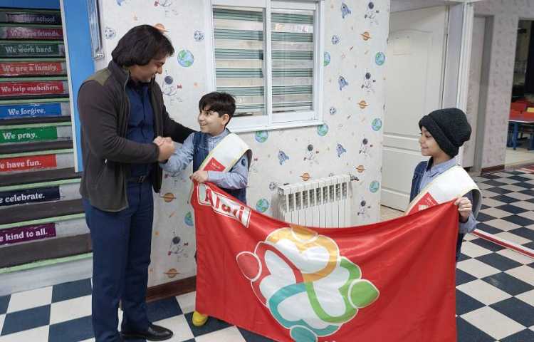 خوشامدگویی به دانش آموزان و همکاران توسط کاپیتان و نایب کاپیتان گروه قرمز به زبان انگلیسی 4