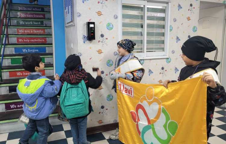 خوشامدگویی به دانش آموزان و همکاران توسط کاپیتان و نایب کاپیتان گروه زرد 1