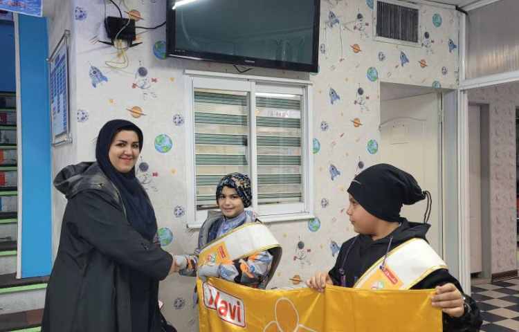 خوشامدگویی به دانش آموزان و همکاران توسط کاپیتان و نایب کاپیتان گروه زرد