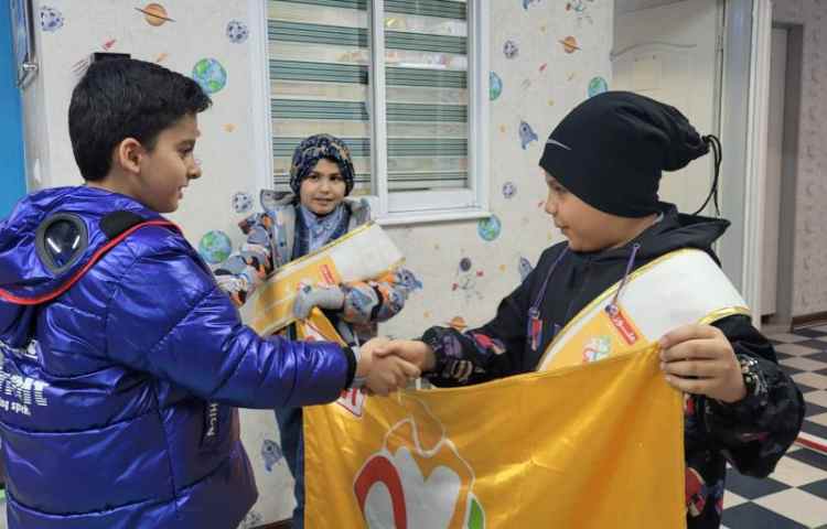 خوشامدگویی به دانش آموزان و همکاران توسط کاپیتان و نایب کاپیتان گروه زرد 3