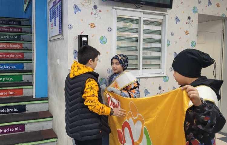 خوشامدگویی به دانش آموزان و همکاران توسط کاپیتان و نایب کاپیتان گروه زرد 4