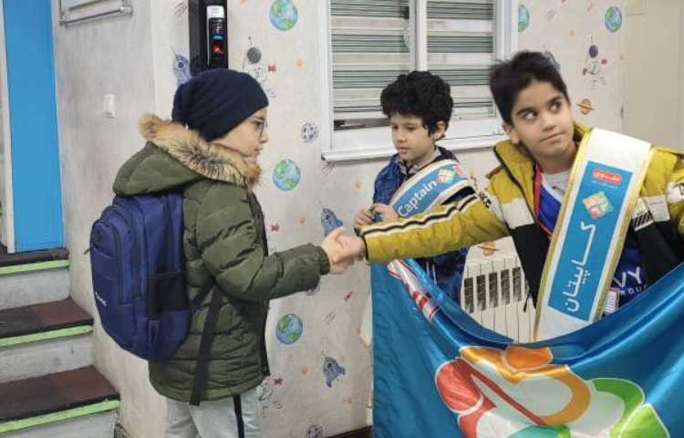 خوشامدگویی به دانش آموزان و همکاران توسط کاپیتان و نایب کاپیتان گروه آبی 1