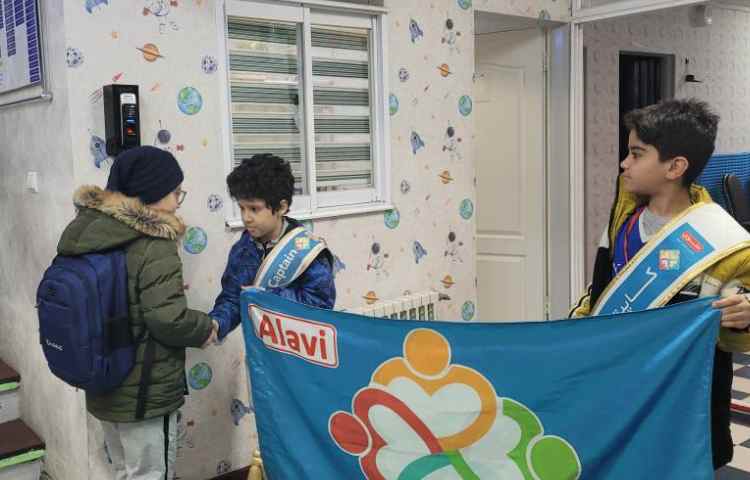 خوشامدگویی به دانش آموزان و همکاران توسط کاپیتان و نایب کاپیتان گروه آبی 2