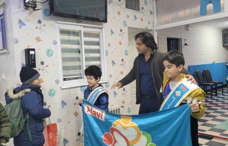 خوشامدگویی به دانش آموزان و همکاران توسط کاپیتان و نایب کاپیتان گروه آبی 3