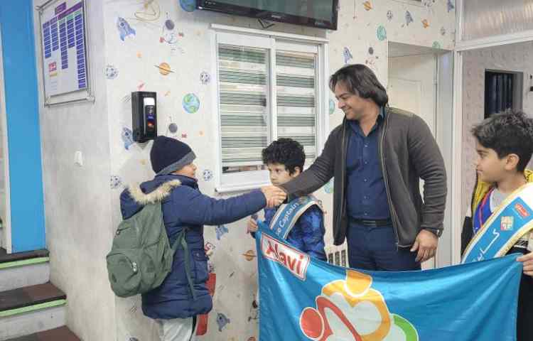 خوشامدگویی به دانش آموزان و همکاران توسط کاپیتان و نایب کاپیتان گروه آبی