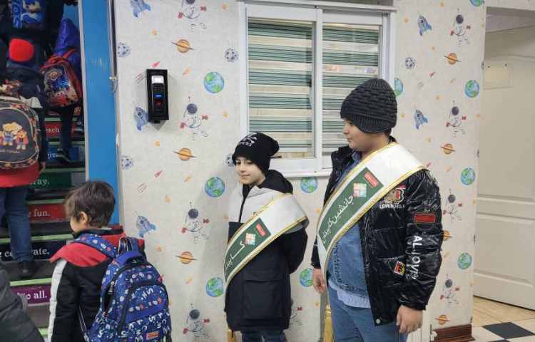 خوشامدگویی به دانش آموزان و همکاران توسط کاپیتان و نایب کاپیتان گروه سبز 1