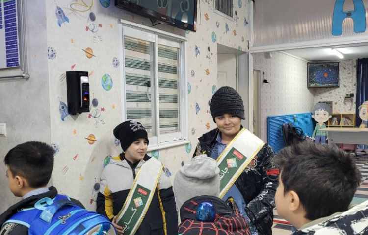 خوشامدگویی به دانش آموزان و همکاران توسط کاپیتان و نایب کاپیتان گروه سبز