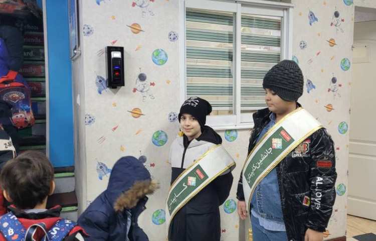 خوشامدگویی به دانش آموزان و همکاران توسط کاپیتان و نایب کاپیتان گروه سبز 3