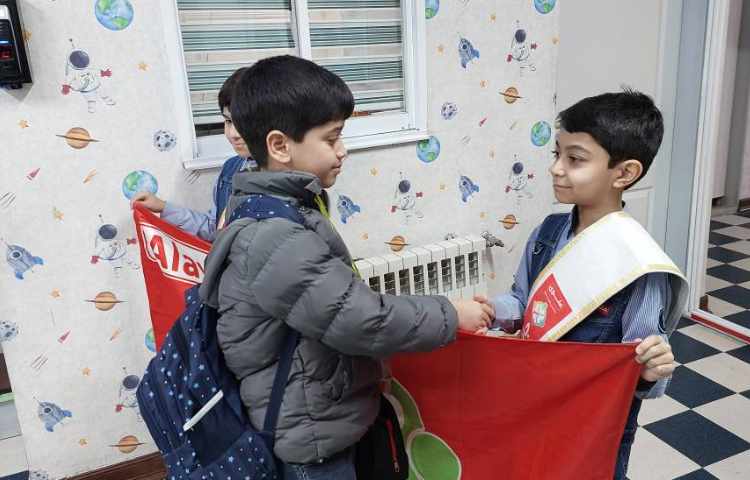 خوشامدگویی به دانش آموزان و همکاران توسط کاپیتان و نایب کاپیتان گروه قرمز به زبان انگلیسی 1