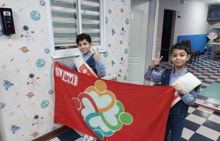 خوشامدگویی به دانش آموزان و همکاران توسط کاپیتان و نایب کاپیتان گروه قرمز به زبان انگلیسی