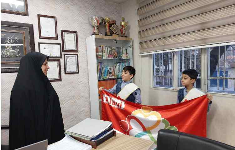 خوشامدگویی به دانش آموزان و همکاران توسط کاپیتان و نایب کاپیتان گروه قرمز به زبان انگلیسی 3