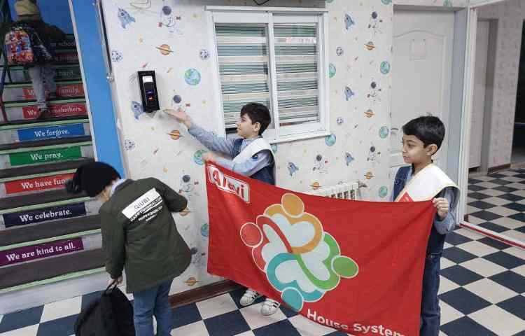 خوشامدگویی به دانش آموزان و همکاران توسط کاپیتان و نایب کاپیتان گروه قرمز به زبان انگلیسی 4