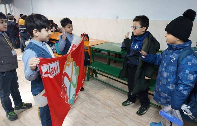 خوشامدگویی به دانش آموزان و همکاران توسط کاپیتان و نایب کاپیتان گروه قرمز به زبان انگلیسی 5