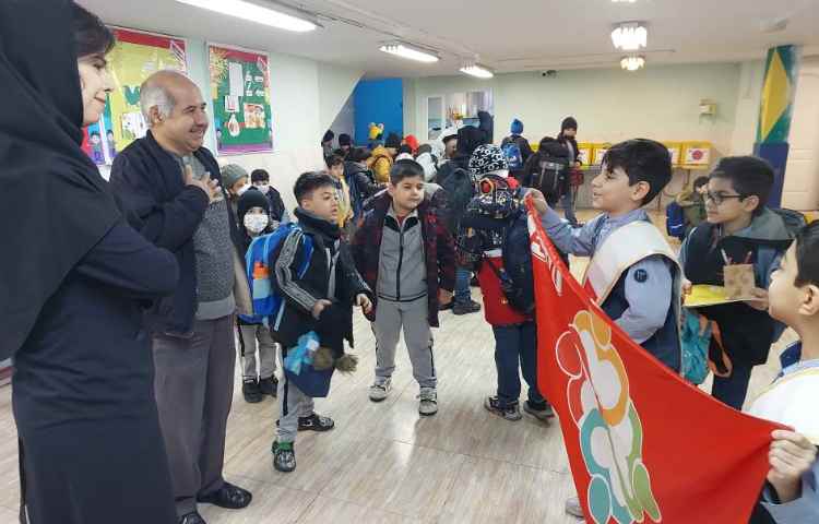 خوشامدگویی به دانش آموزان و همکاران توسط کاپیتان و نایب کاپیتان گروه قرمز به زبان انگلیسی 6