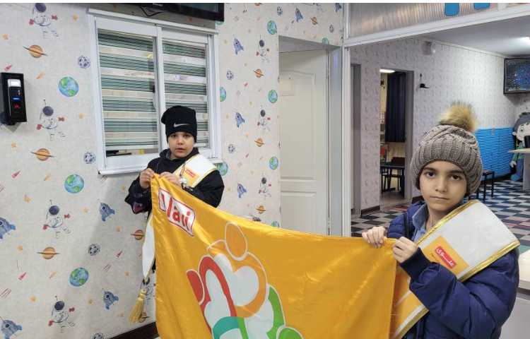 خوشامدگویی به دانش آموزان و همکاران توسط کاپیتان و نایب کاپیتان گروه زرد 1