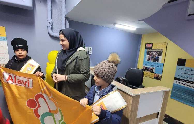 خوشامدگویی به دانش آموزان و همکاران توسط کاپیتان و نایب کاپیتان گروه زرد 2