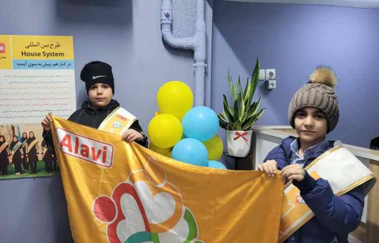 خوشامدگویی به دانش آموزان و همکاران توسط کاپیتان و نایب کاپیتان گروه زرد