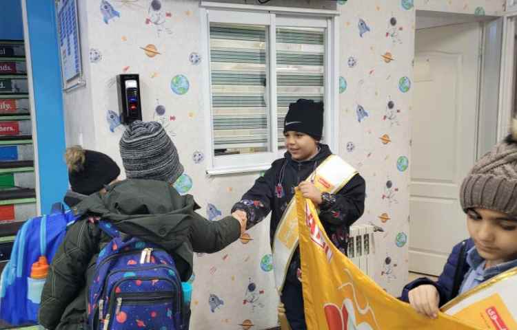 خوشامدگویی به دانش آموزان و همکاران توسط کاپیتان و نایب کاپیتان گروه زرد 4