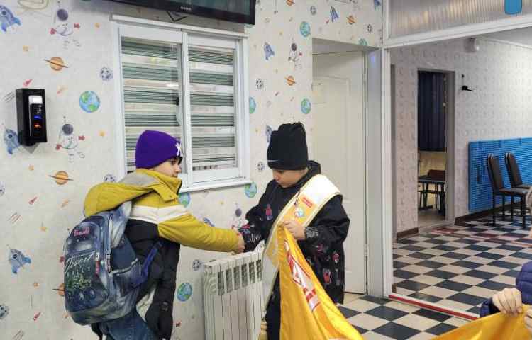 خوشامدگویی به دانش آموزان و همکاران توسط کاپیتان و نایب کاپیتان گروه زرد 5