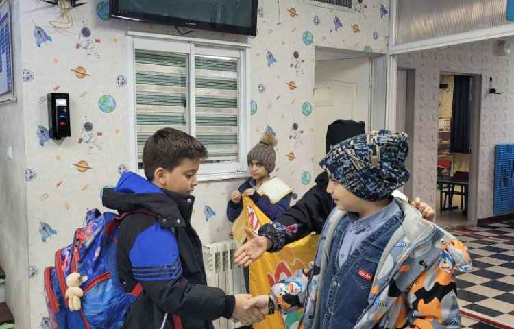 خوشامدگویی به دانش آموزان و همکاران توسط کاپیتان و نایب کاپیتان گروه زرد 6